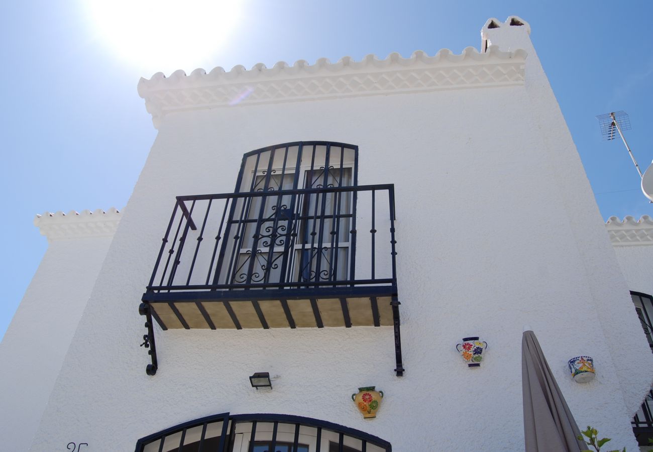 Villa en Nerja - Casa con 3 dormitorios y piscina comunitaria en Los Pinos Nerja - Ref 295