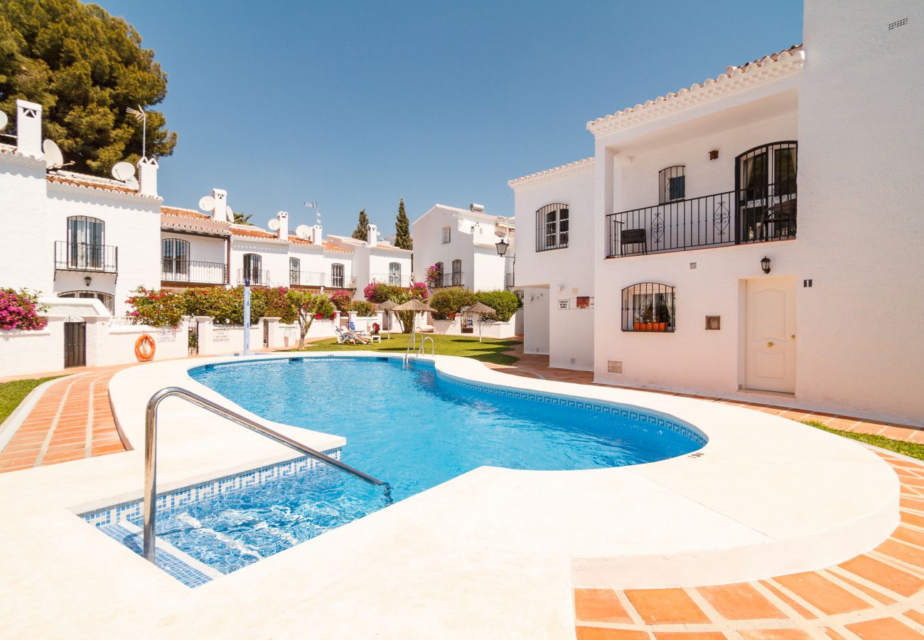 Villa en Nerja - Casa con 3 dormitorios y piscina comunitaria en Los Pinos Nerja - Ref 295