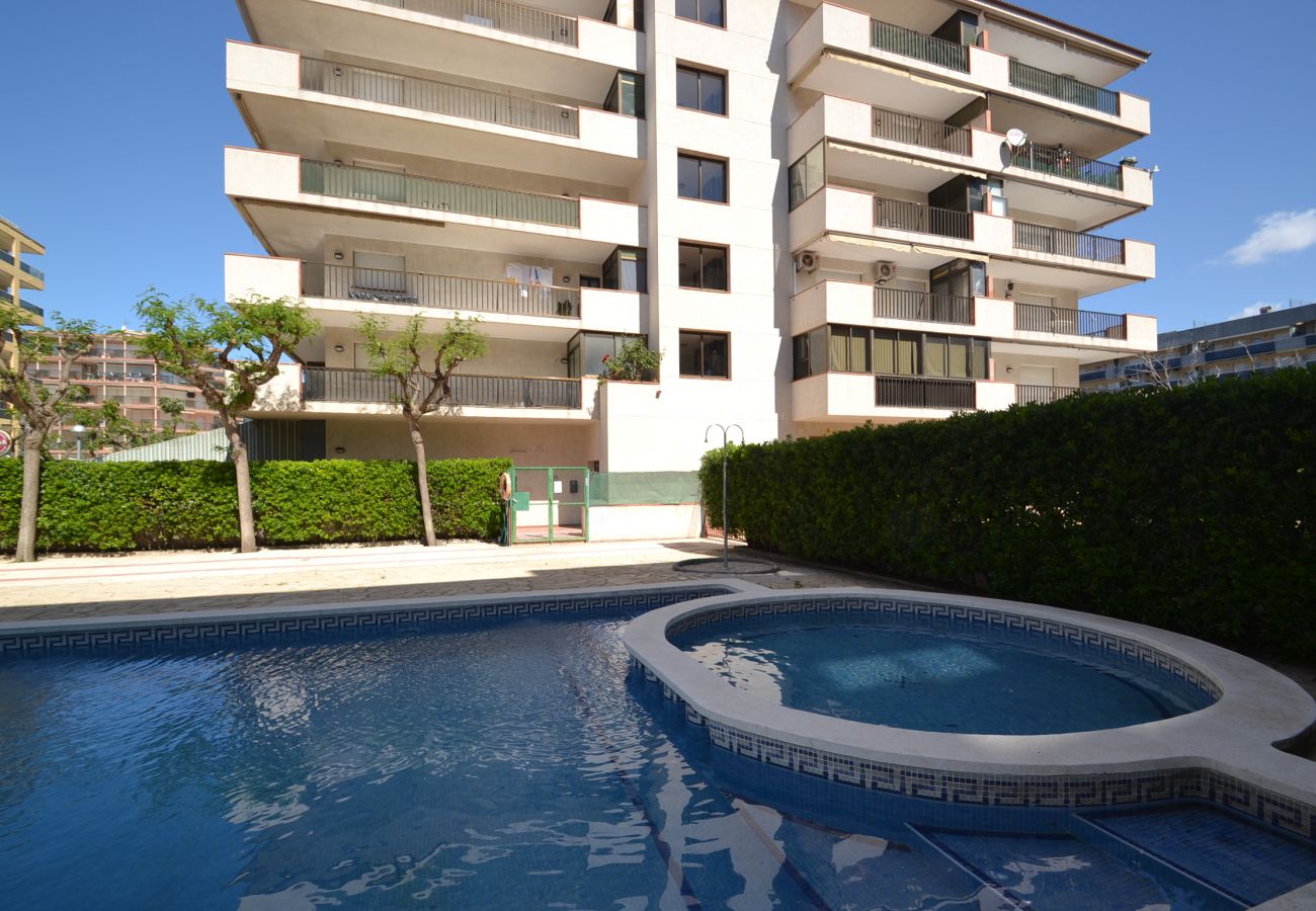 Apartamento en La Pineda - Cinco Villas: Terraza-300metros playa y centro La Pineda-Piscinas