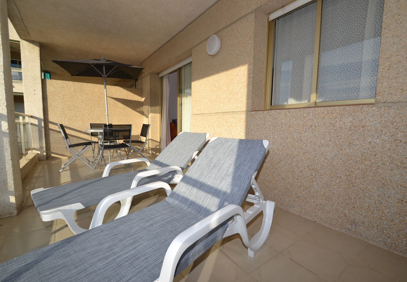 Apartamento en La Pineda - Turquesa 4: 300m playa La Pineda-Terraza vistas piscina-Wifi,satélite,ropa gratis