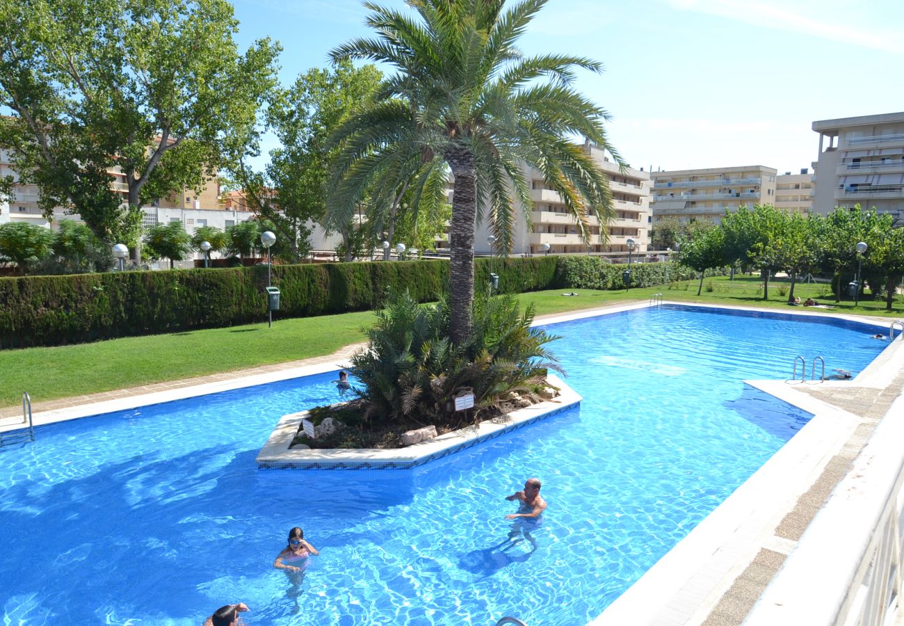 Apartamento en La Pineda - Aguamarina 1: 300m playa y centro La Pineda-Gran piscina y jardín-Wifi y ropa incluidos