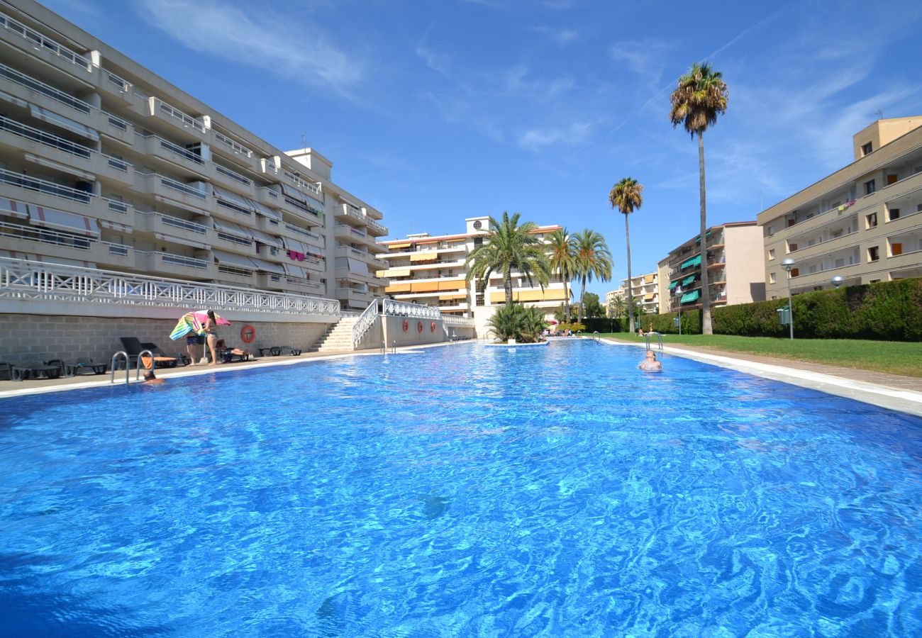 Apartamento en La Pineda - Aguamarina 1: 300m playa y centro La Pineda-Gran piscina y jardín-Wifi y ropa incluidos