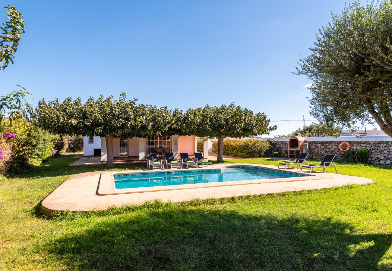 Villa en Ciutadella de Menorca - Villa en el campo, rodeada de flores, piscina, bbq....