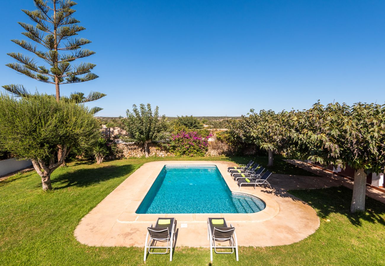 Villa en Ciutadella de Menorca - Villa en el campo, rodeada de flores, piscina, bbq....