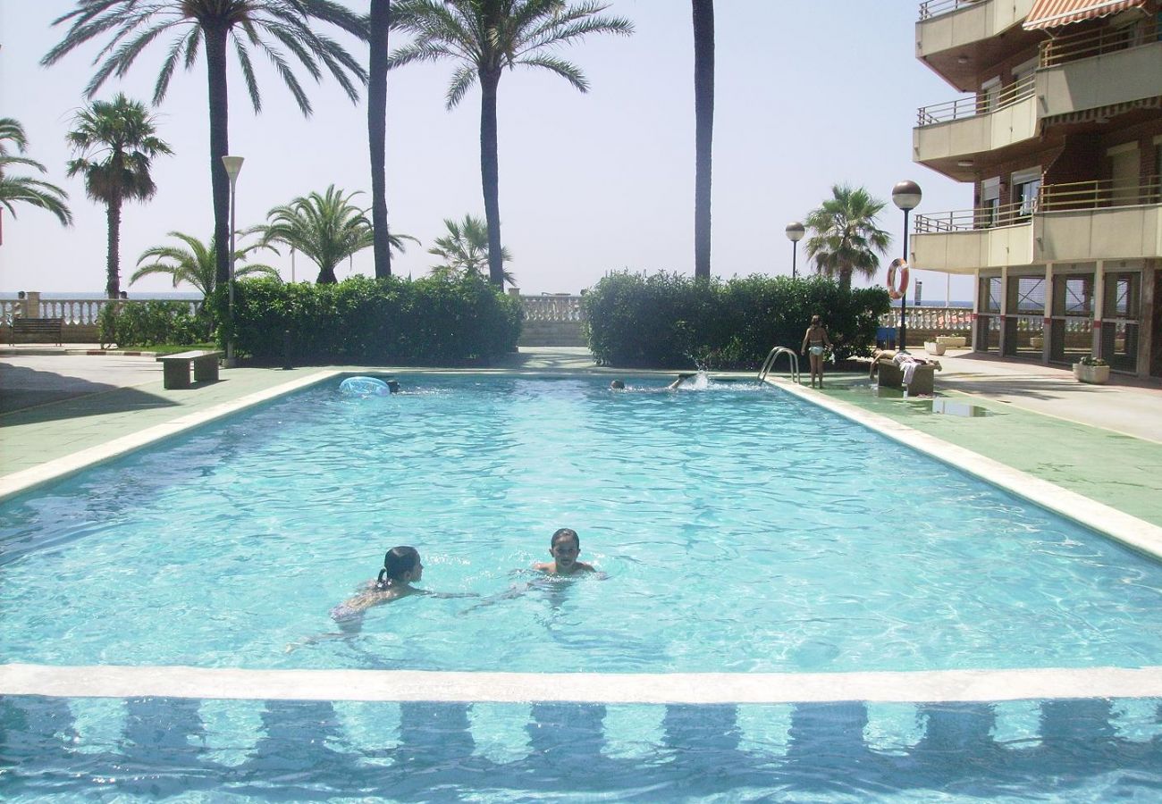 Apartamento en Cambrils - Solirene T2: 1ª línea playa Cambrils Vilafortuny-Piscina-A/C y WIFI incluidos-2Hab