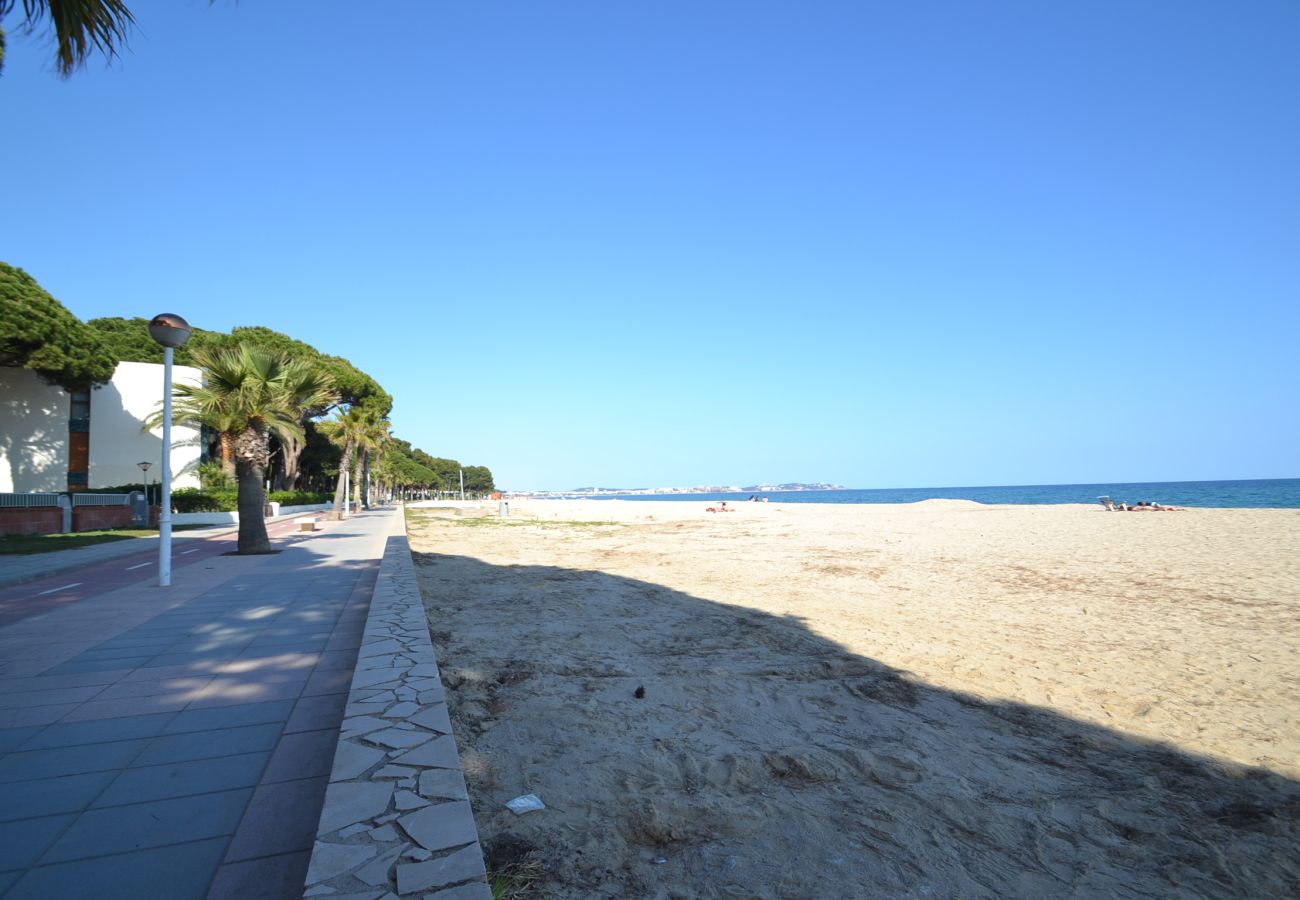 Apartamento en Cambrils - Pins i Mar:Terraza-Frente playa Cambrils-Wifi,A/C,satélite,ropa incluidos