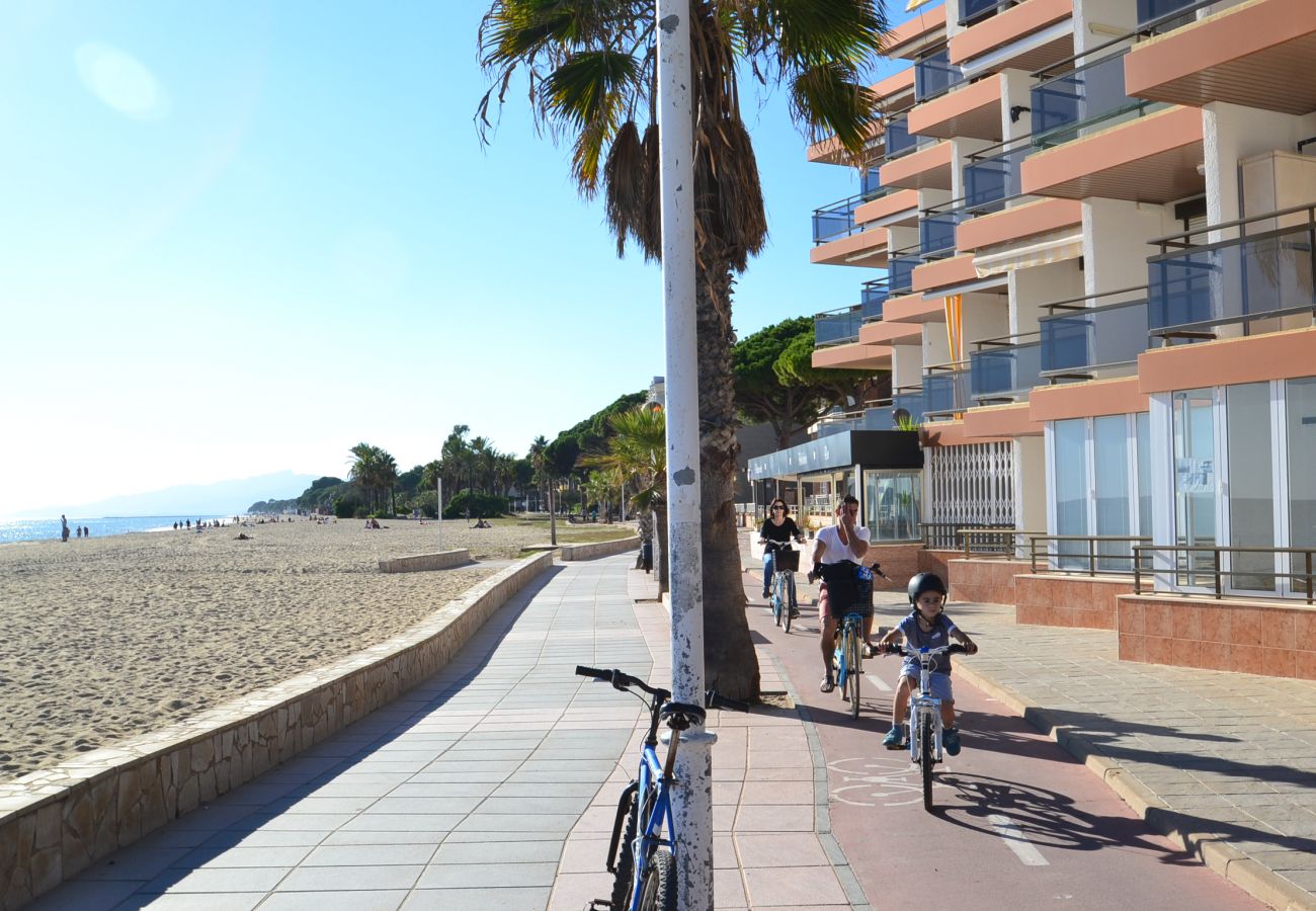 Apartamento en Cambrils - Pins i Mar:Terraza-Frente playa Cambrils-Wifi,A/C,satélite,ropa incluidos