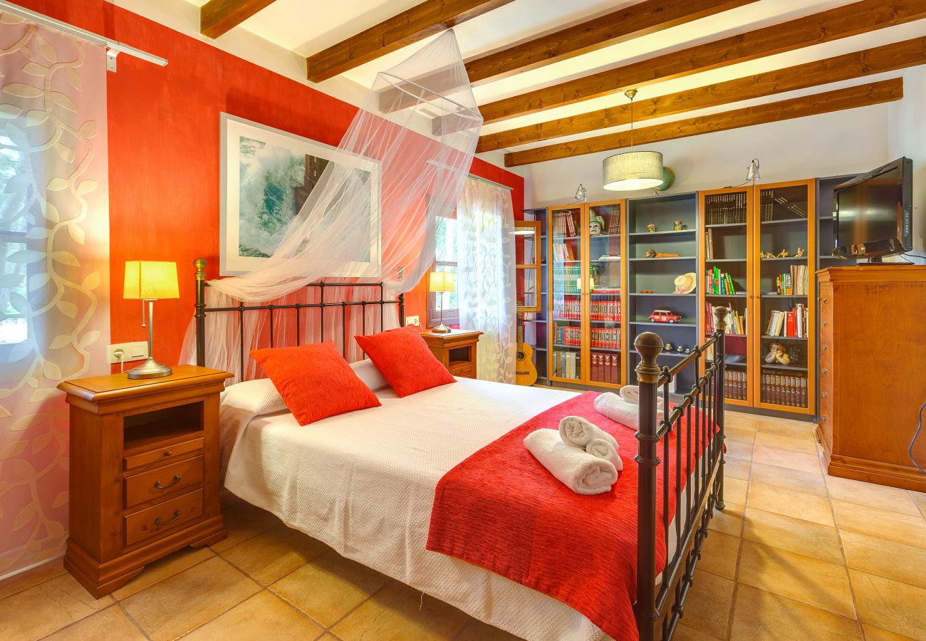 Dormitorio cama matrimonio villa alquiler Mallorca