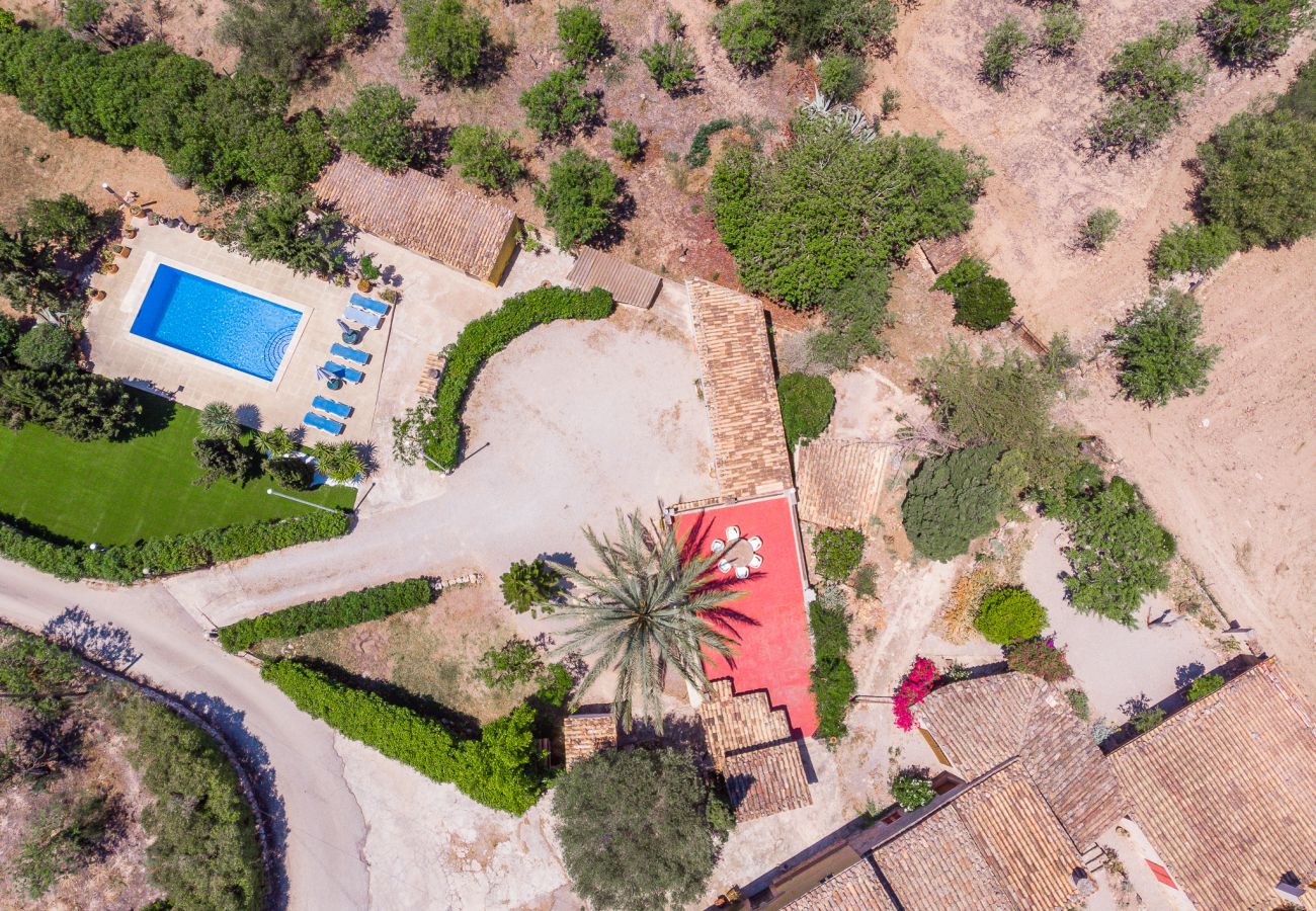 Vista aerea villa con piscina en Andratx, Mallorca
