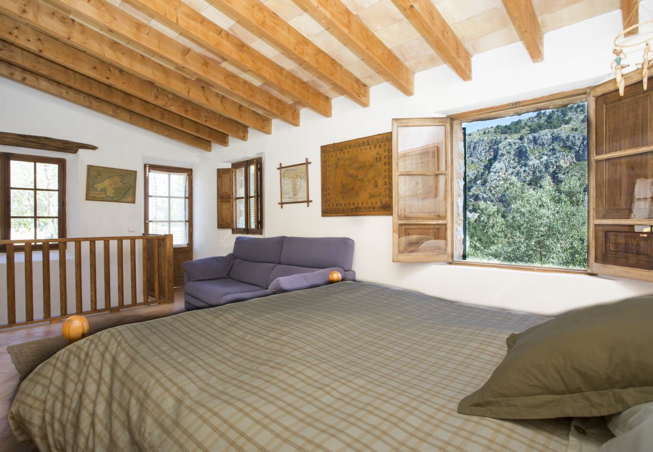 Dormitorio vistas montaña villa vacaciones Mallorca