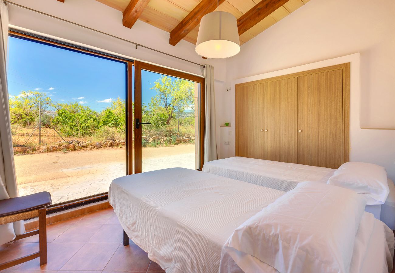 Villa Calvia dormitorio jardín alquiler vacacional Mallorca