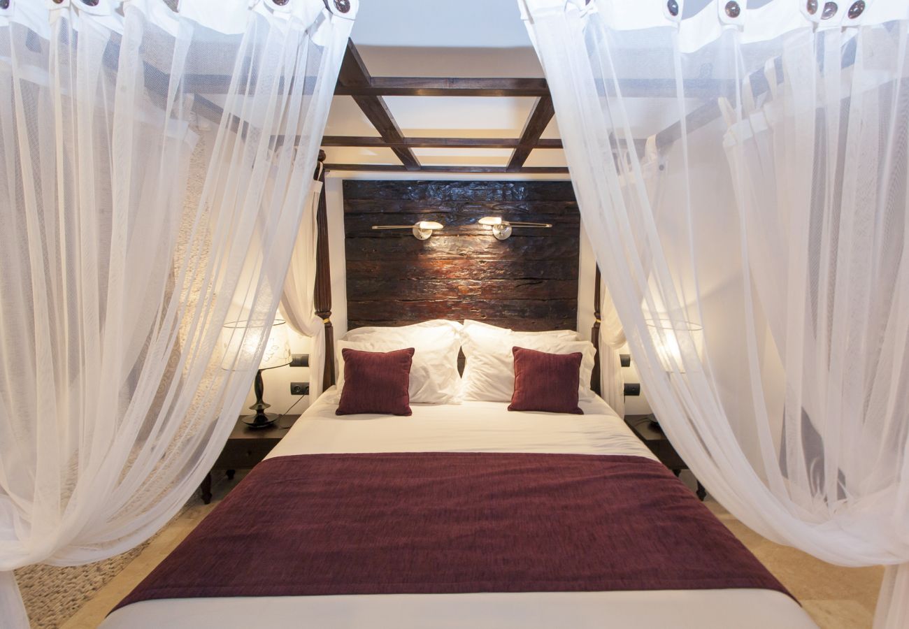 Dormitorio cama con dosel lujosa Villa Ibiza