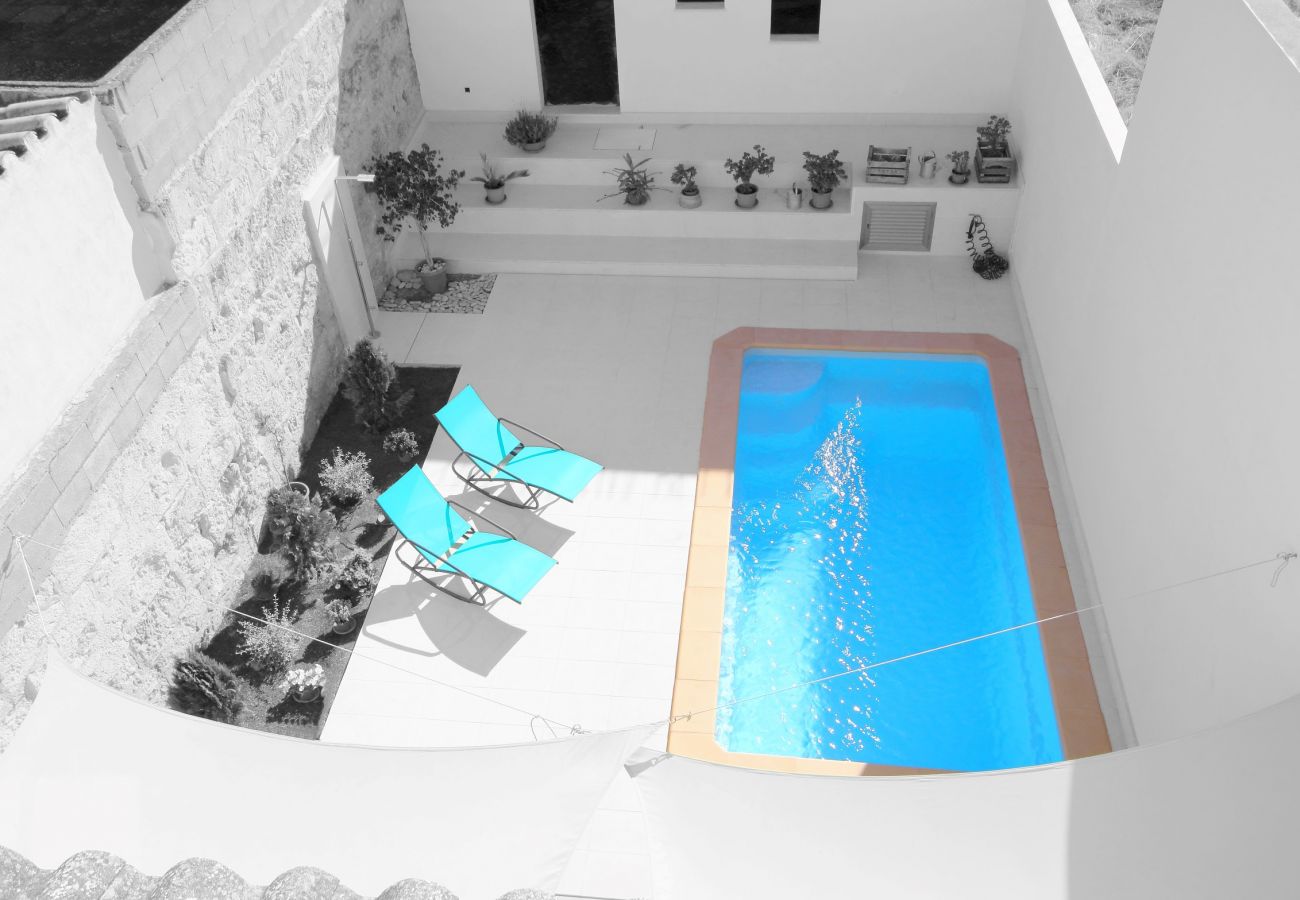 Vista de la piscina desde la primera planta de la casa de pueblo en Muro