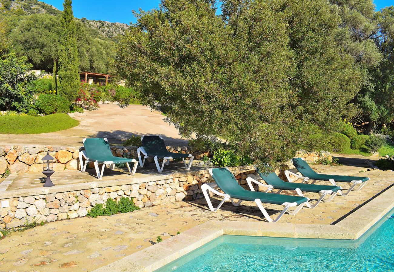 Villa con piscina y vistas a la montaña en alcudia