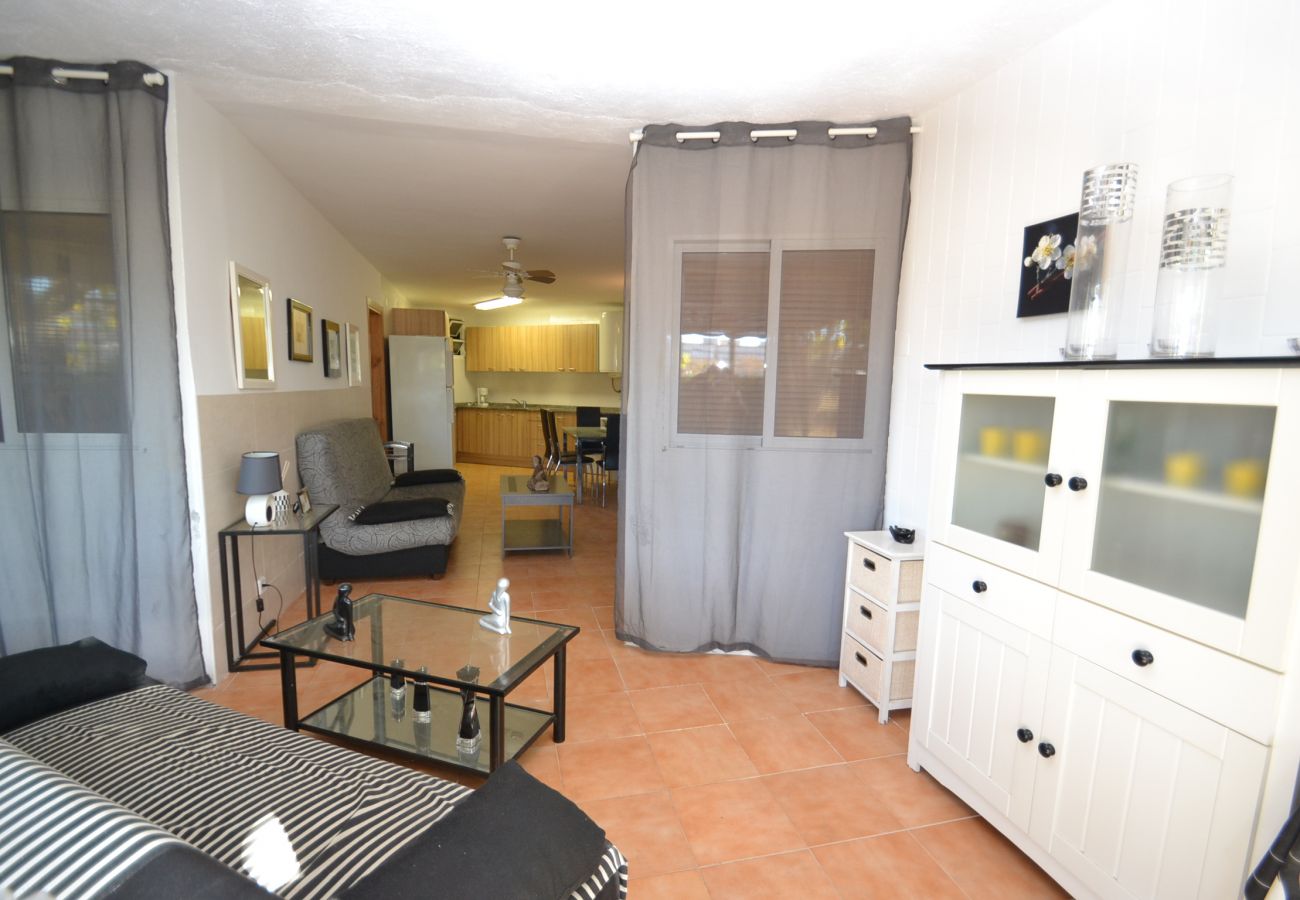 Apartamento en La Pineda - Tirreno Pineda:Apto primera planta con gran terraza-Playa a 150m,centro-Wifi,ropa gratis