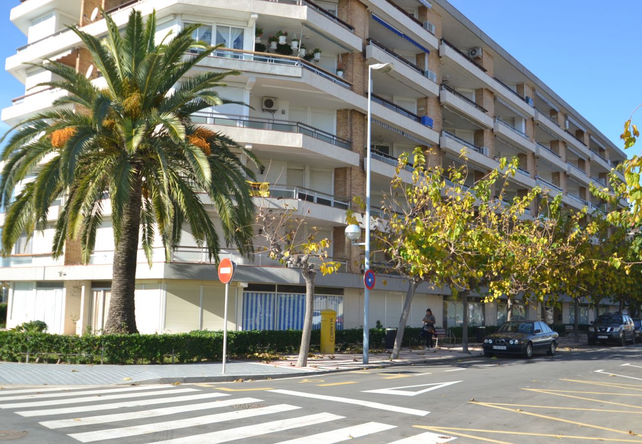 Apartamento en La Pineda - Tirreno Pineda:Apto primera planta con gran terraza-Playa a 150m,centro-Wifi,ropa gratis