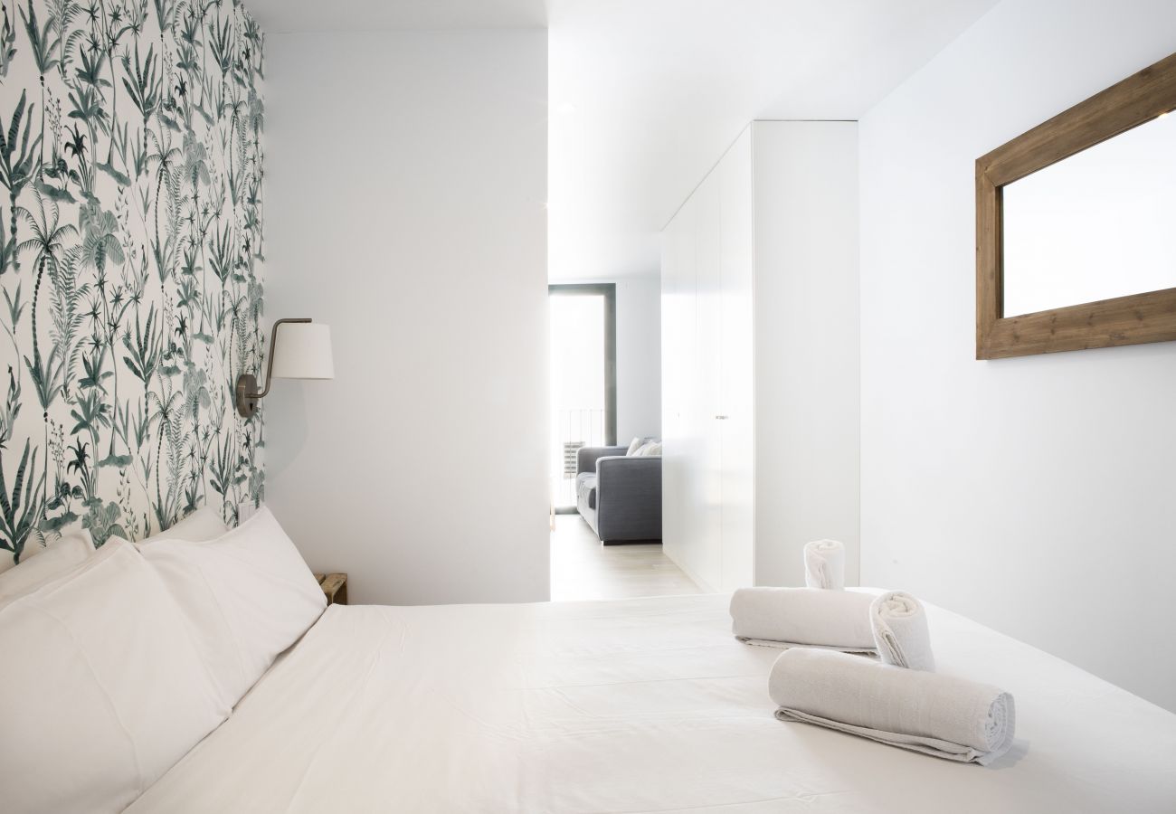 Dormitorio y sofa cama en apartamento de vacaciones Sitges
