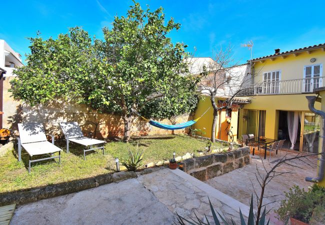 Casa en Muro - Casa de Pueblo 015 con piscina privada, jardín, terraza, barbacoa y WiFi