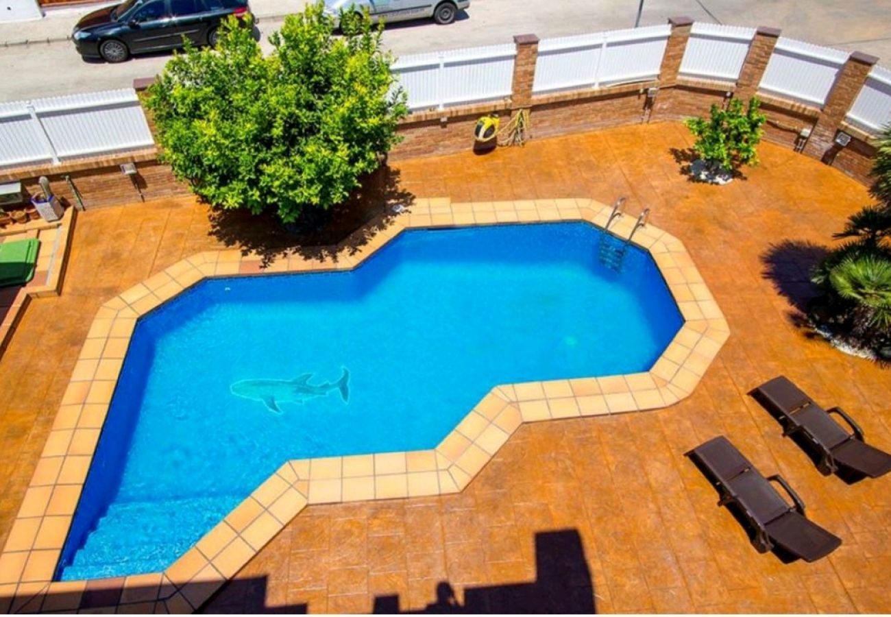 Casa adosada en Cunit - R116  Amplia casa con piscina privada a 10 min de la playa