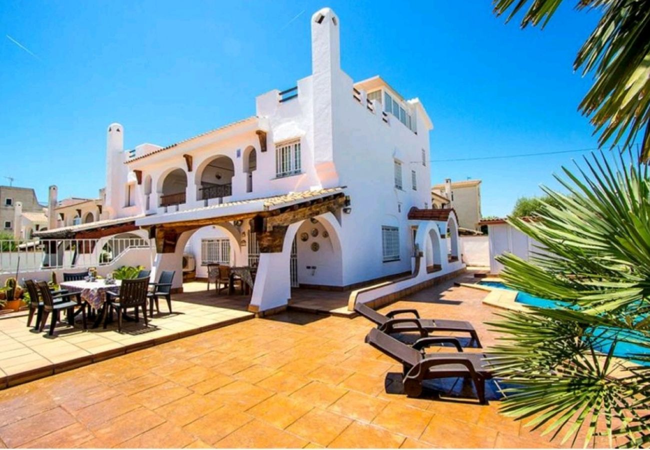Casa adosada en Cunit - R116  Amplia casa con piscina privada a 10 min de la playa