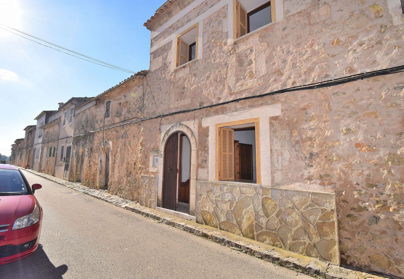 Casa en Maria de la salut - Sa Raval 082 acogedora casa de pueblo tradicional con terraza y WiFi