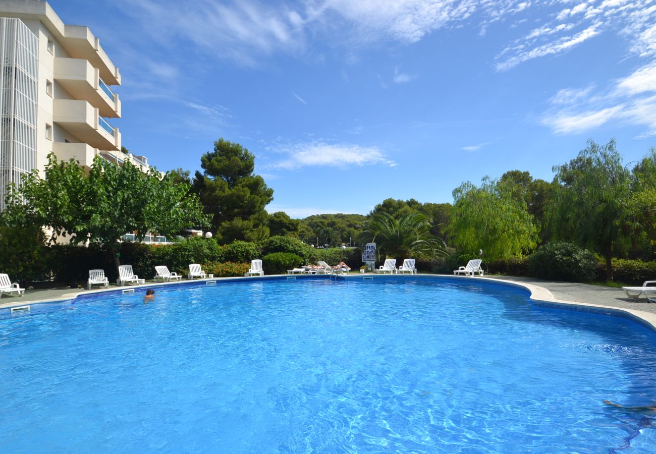 Apartment in Salou - Vancouver:Quiet wooded area-600m Beach-Pools-Free Wifi,AC,Linen,Parking,Satelitte