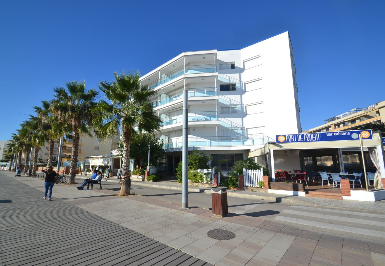 Apartment in Cambrils - Blau Mar: Near beach & Cambrils Centre-Terrace-Solarium-FREE Wifi,A/C,Linen,Parking,satellite