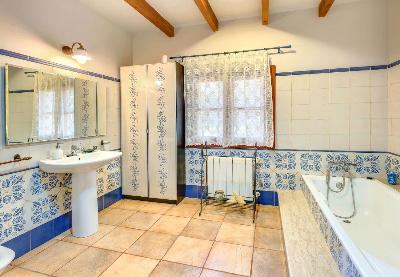 Bathroom bathtub villa holiday rental Mallorca