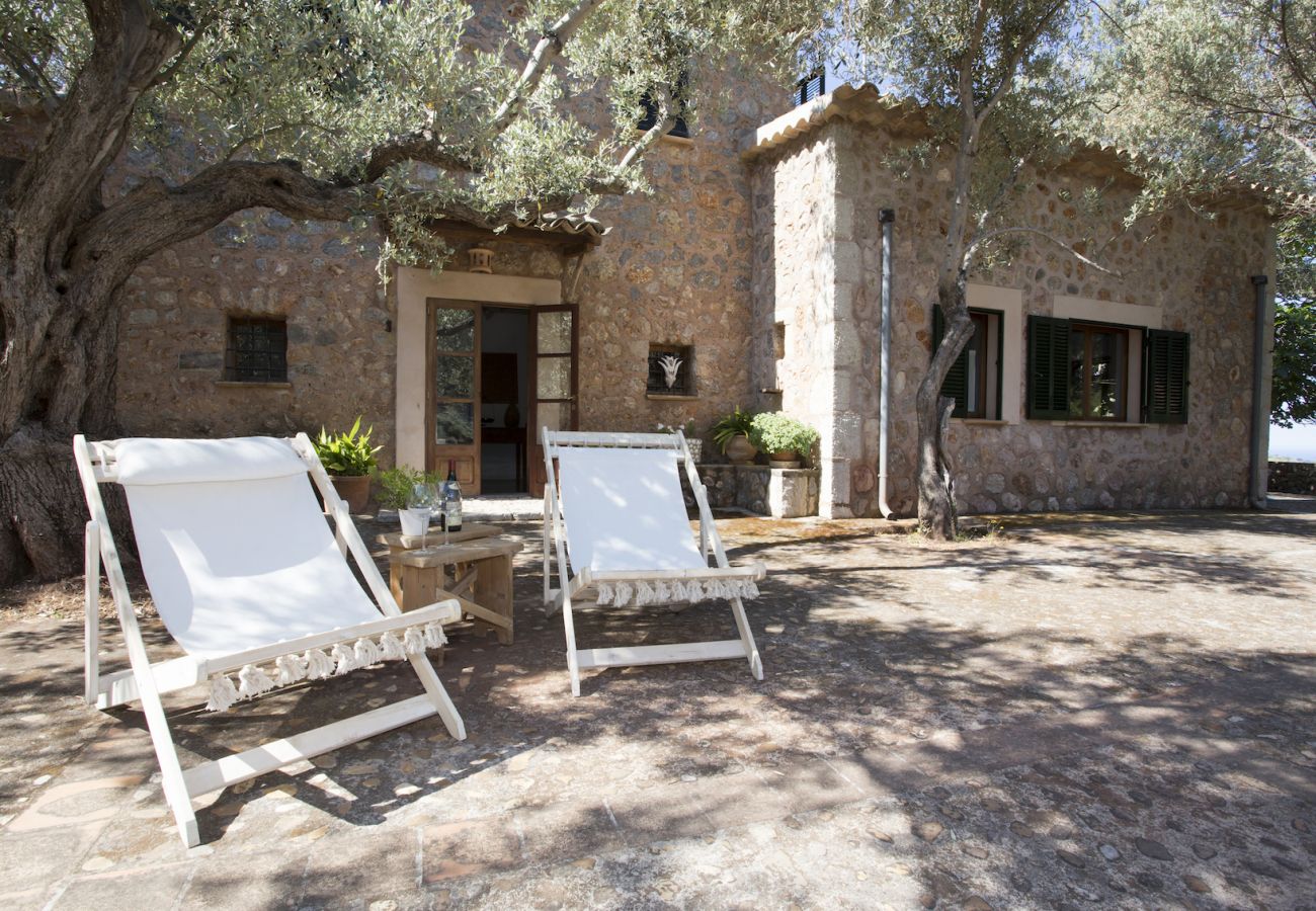 Sun loungers mountain Villa holiday rentals Mallorca