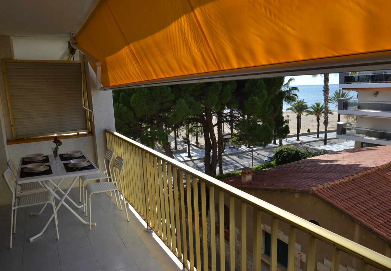 Apartment in Salou - Miramar Nautic:Beach & centre Salou-Beachfront-Wifi,linen,A/C included