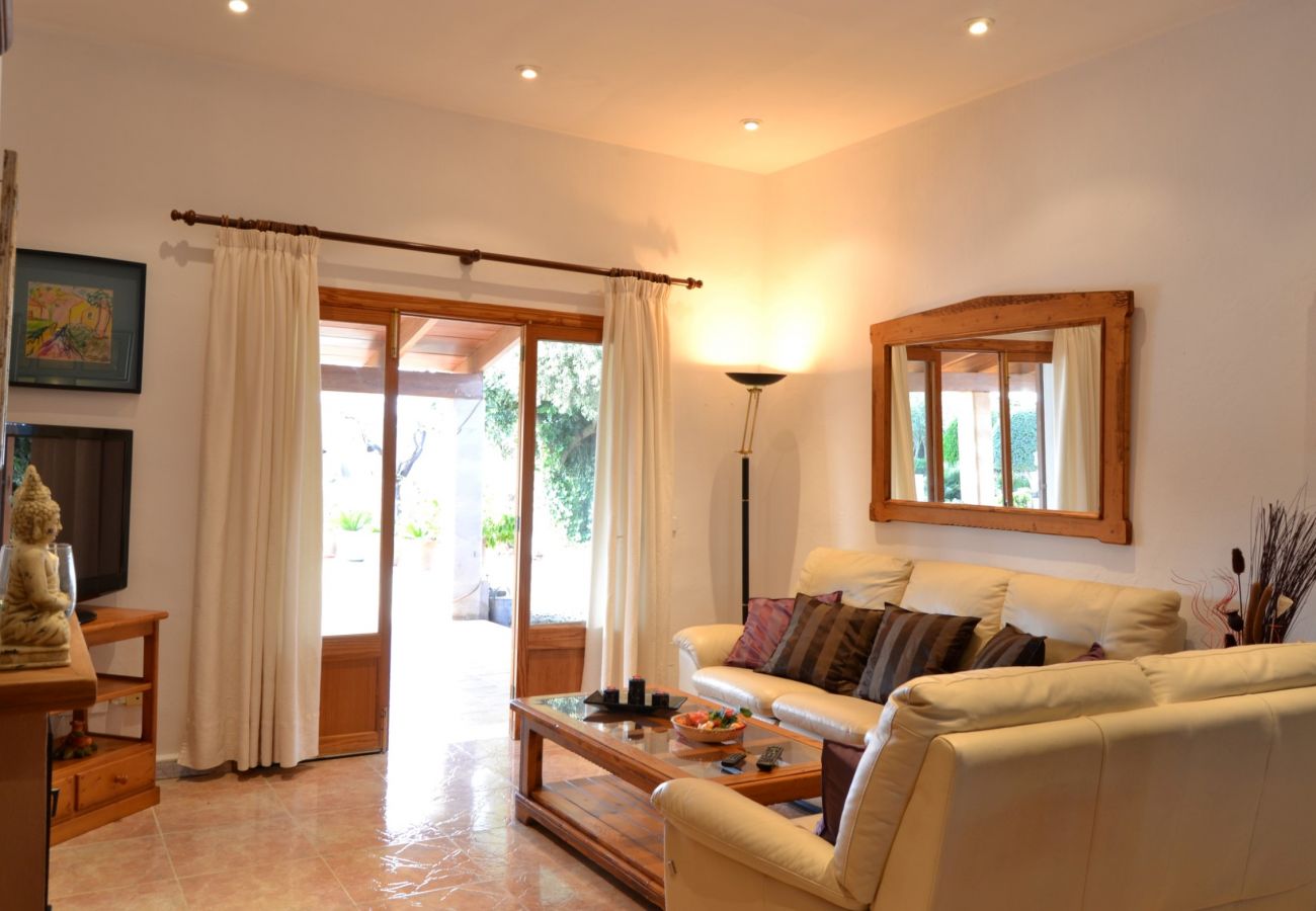 The villa has a large and bright living room for 6 people