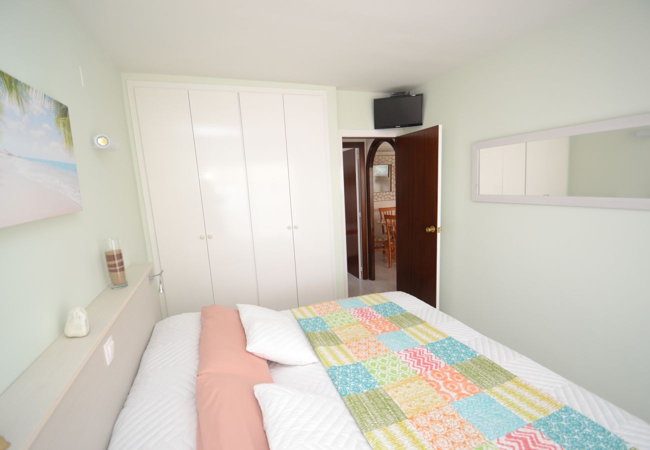 Apartment in Salou - Ancora Miramar:Terrace sea view-Beachfront-Wifi,A/C,parking included