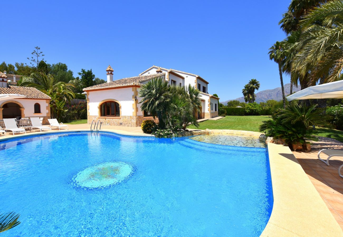Chalet in Javea - Luxury villa in Javea, 340m2, for 10 people, 4 bathrooms, 2 guests toilets, air conditioning, private pool of 14x6m,