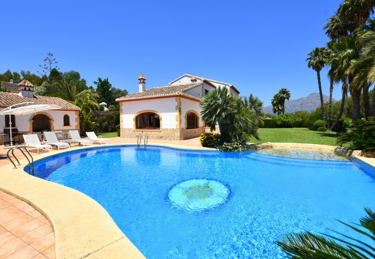 Chalet in Javea - Luxury villa in Javea, 340m2, for 10 people, 4 bathrooms, 2 guests toilets, air conditioning, private pool of 14x6m,