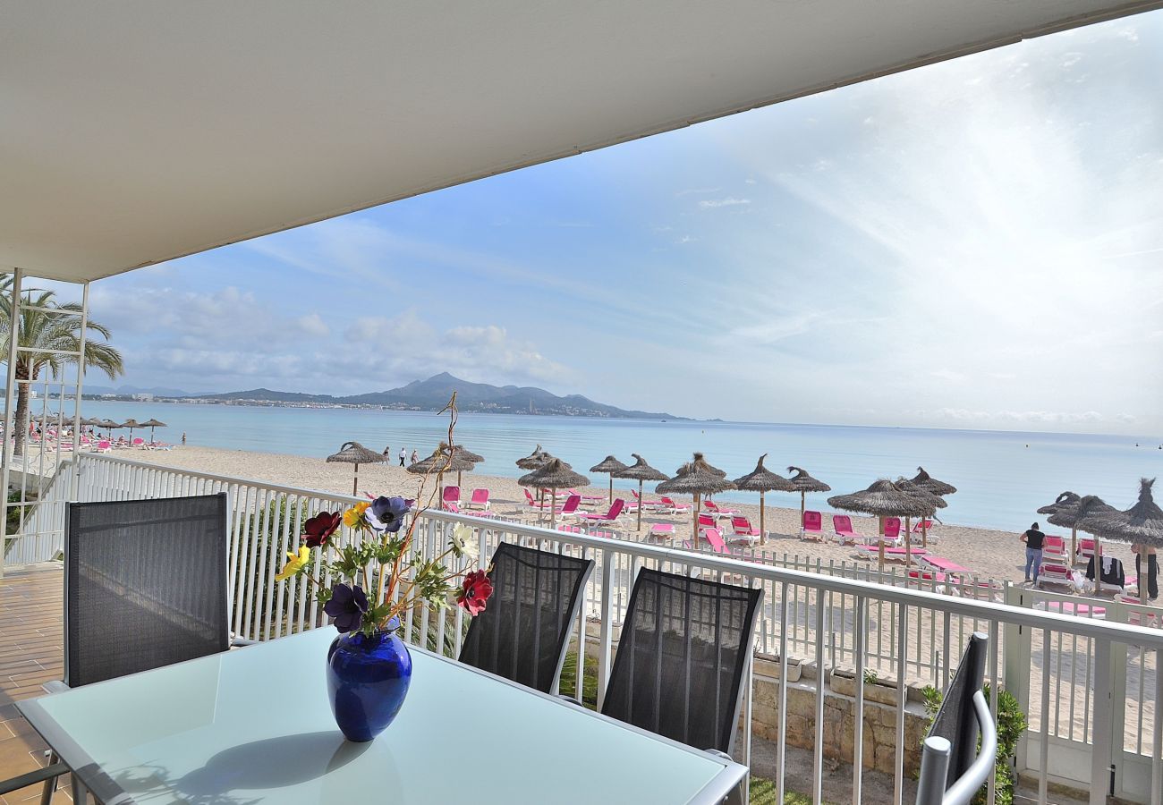 Apartment for rent in Alcúdia at sea front.