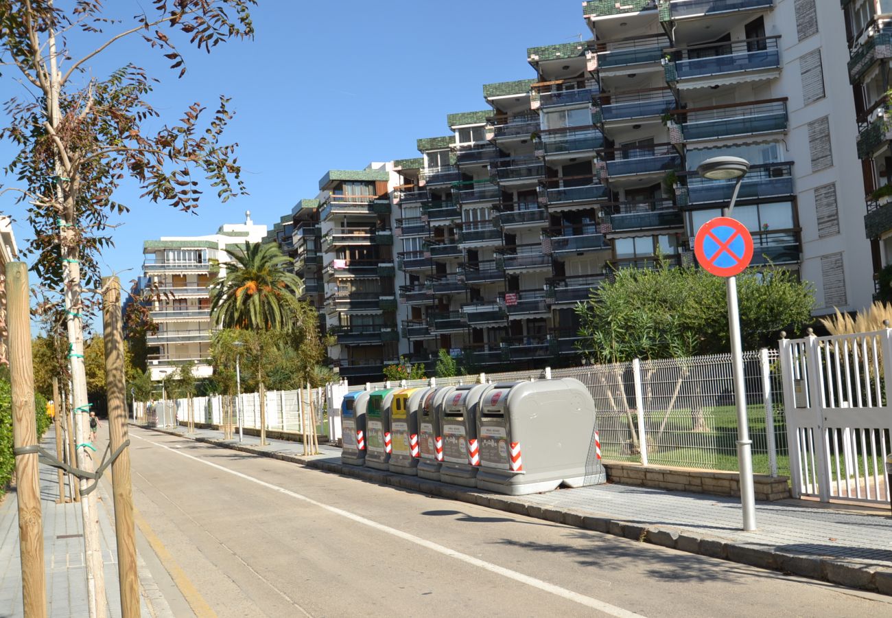 Apartment in Salou - Formentor:Terrace sea views-80meters beach-Free A/C,wifi,linen,parking