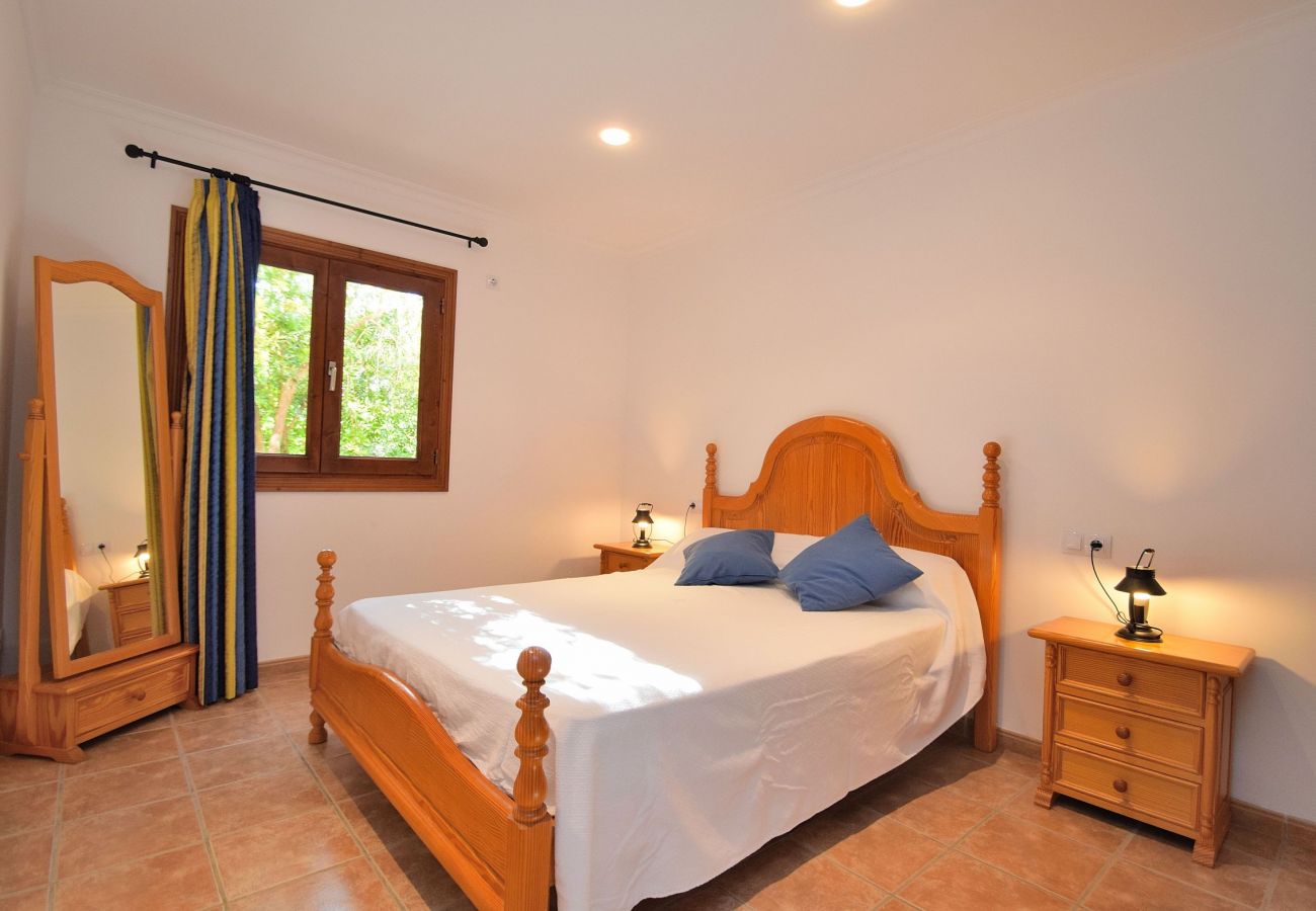 Bedroom with lots of light from the villa in Sineu