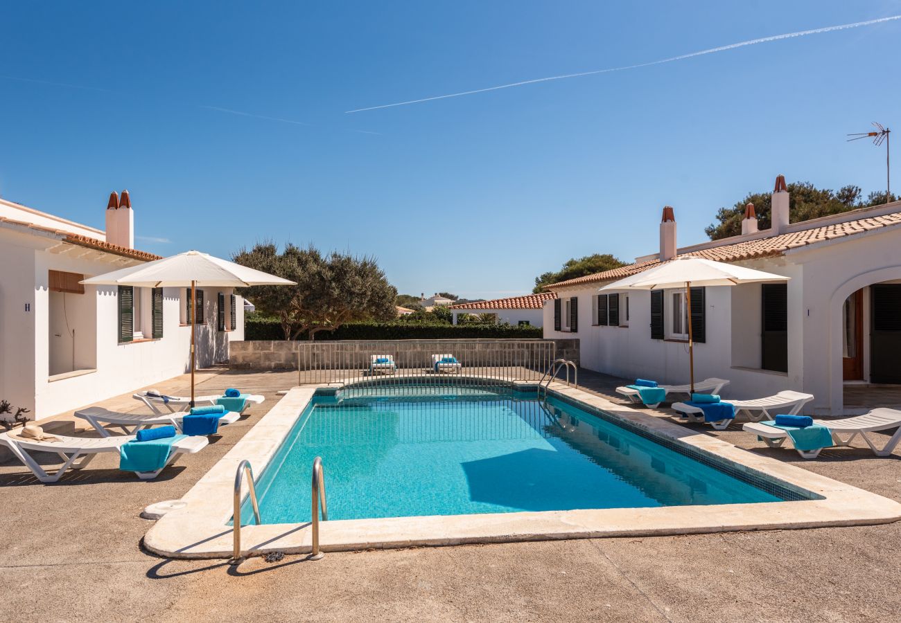 Shared swimming pool for this flat in Calan Brut de Menorca