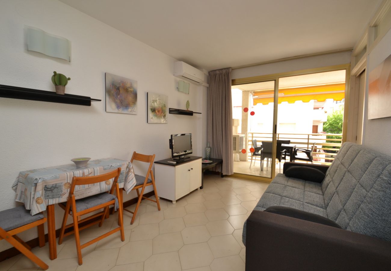 Apartment in Salou - Novelty 5:In front of Salou beach-Pools-Free Wifi,A/C,Linen,Satellite