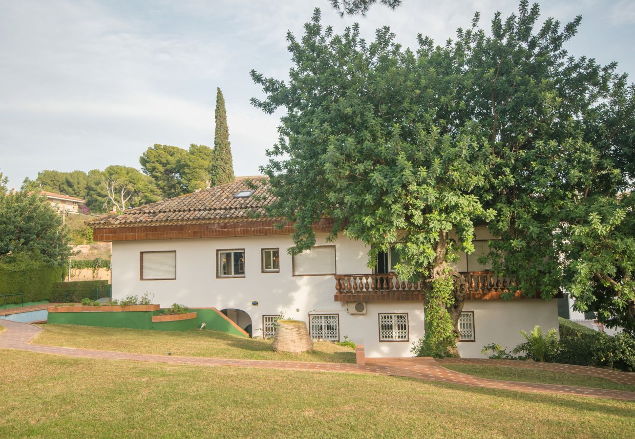 Villa in Calafell - R1 Great 6 bedroom house with pool, tennis and garden