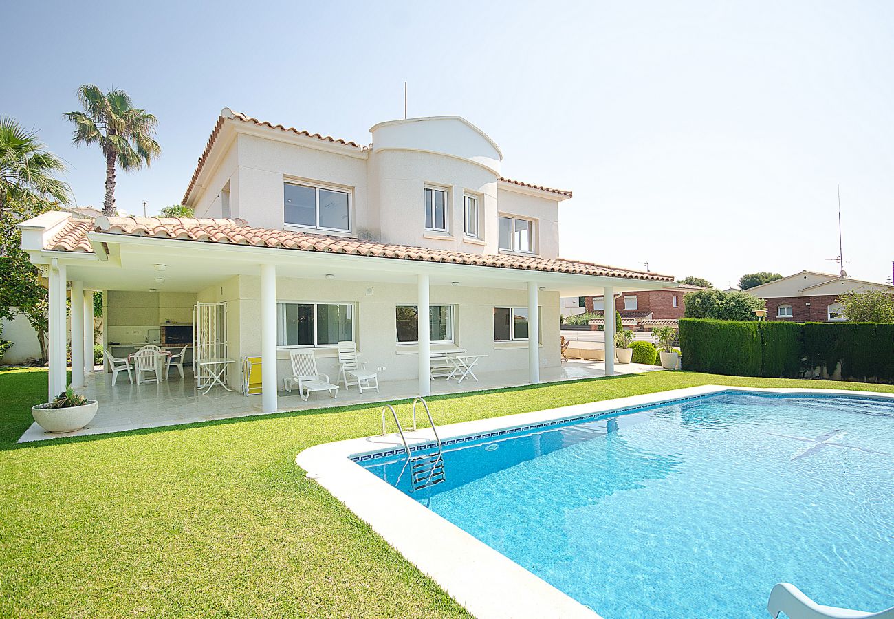 Villa in Calafell - R11 Villa for 8 people with large garden and pool