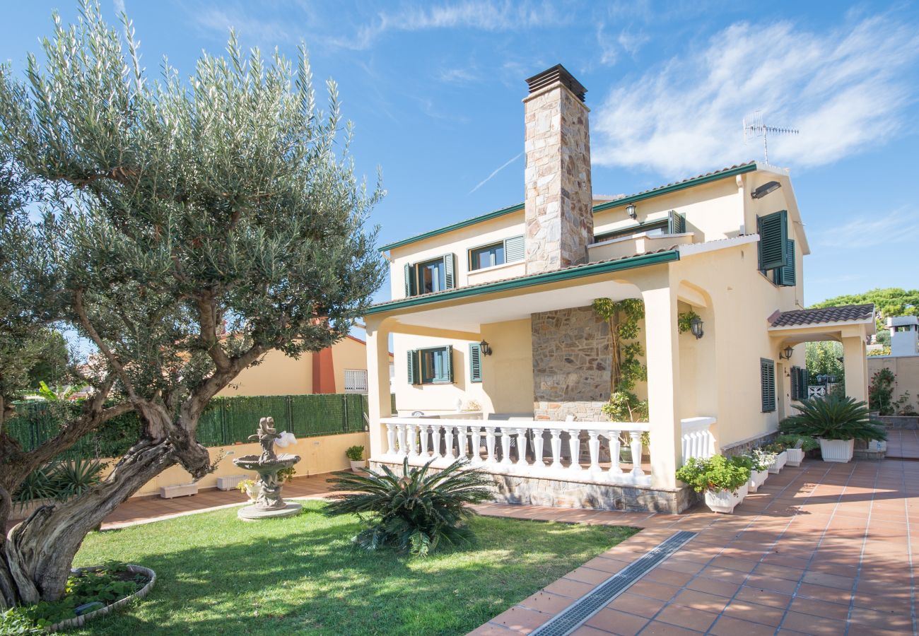 Villa in Calafell - R15 5 bedroom villa with pool 600m from the beach