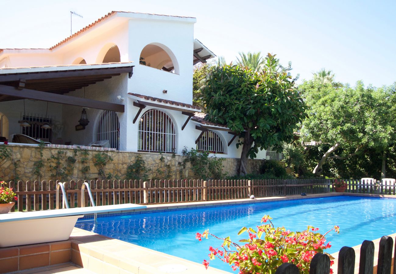 Villa in Roda de Barà - R44 Magnificent villa for 12 with large garden and pool 600 m from the beach