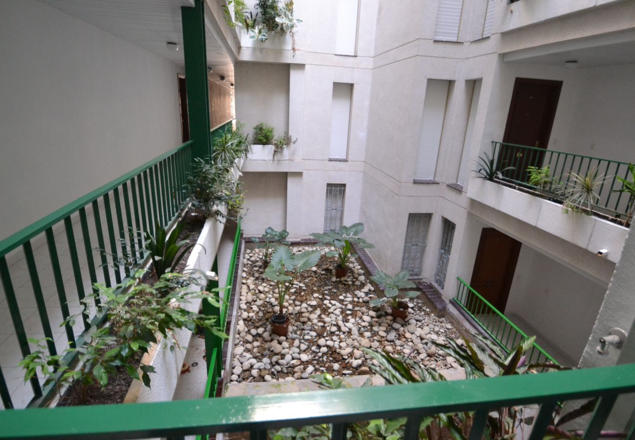 Apartment in Salou - Sevilla 6:Near beach&center Salou-3Pools-Free A/C,Wifi,Linen,Parking