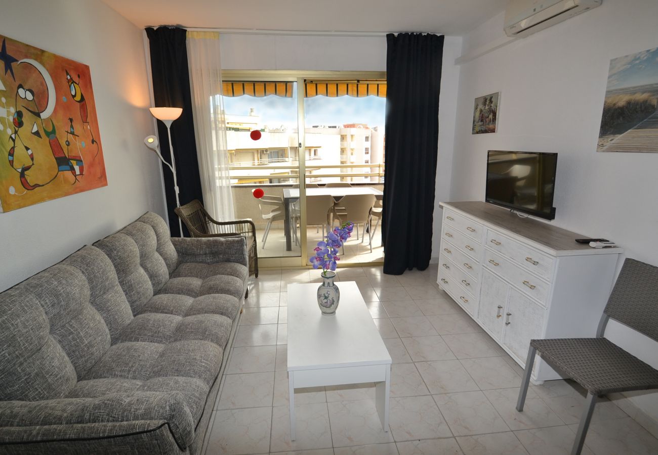 Apartment in Salou - Sevilla 6:Near beach&center Salou-3Pools-Free A/C,Wifi,Linen,Parking