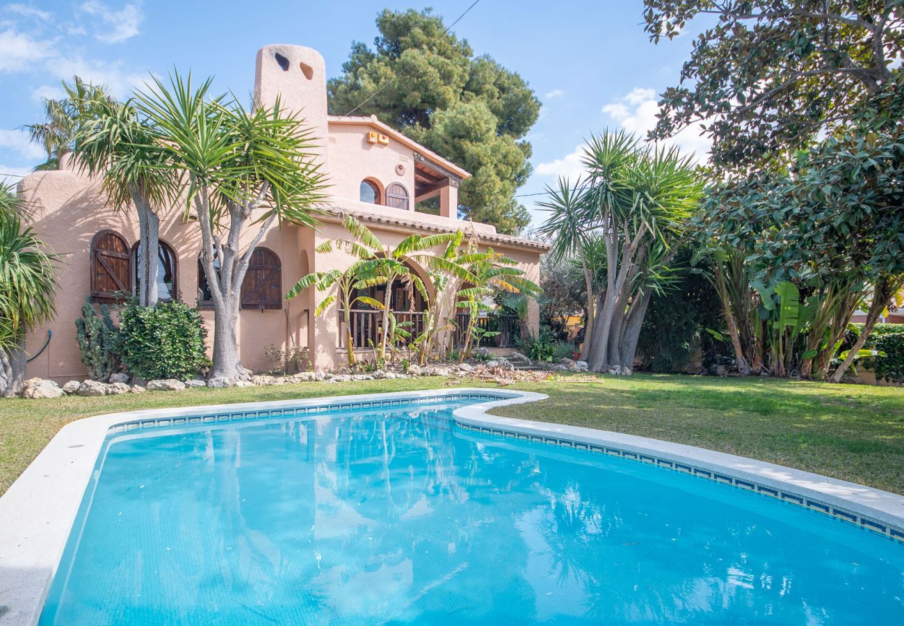 Villa in Segur de Calafell - R84 Villa with pool, tennis and garden 1km from the beach