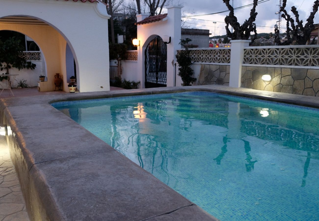 Villa in Calafell - R94 Spacious house on the ground floor with pool 50 m from the Calafell beach