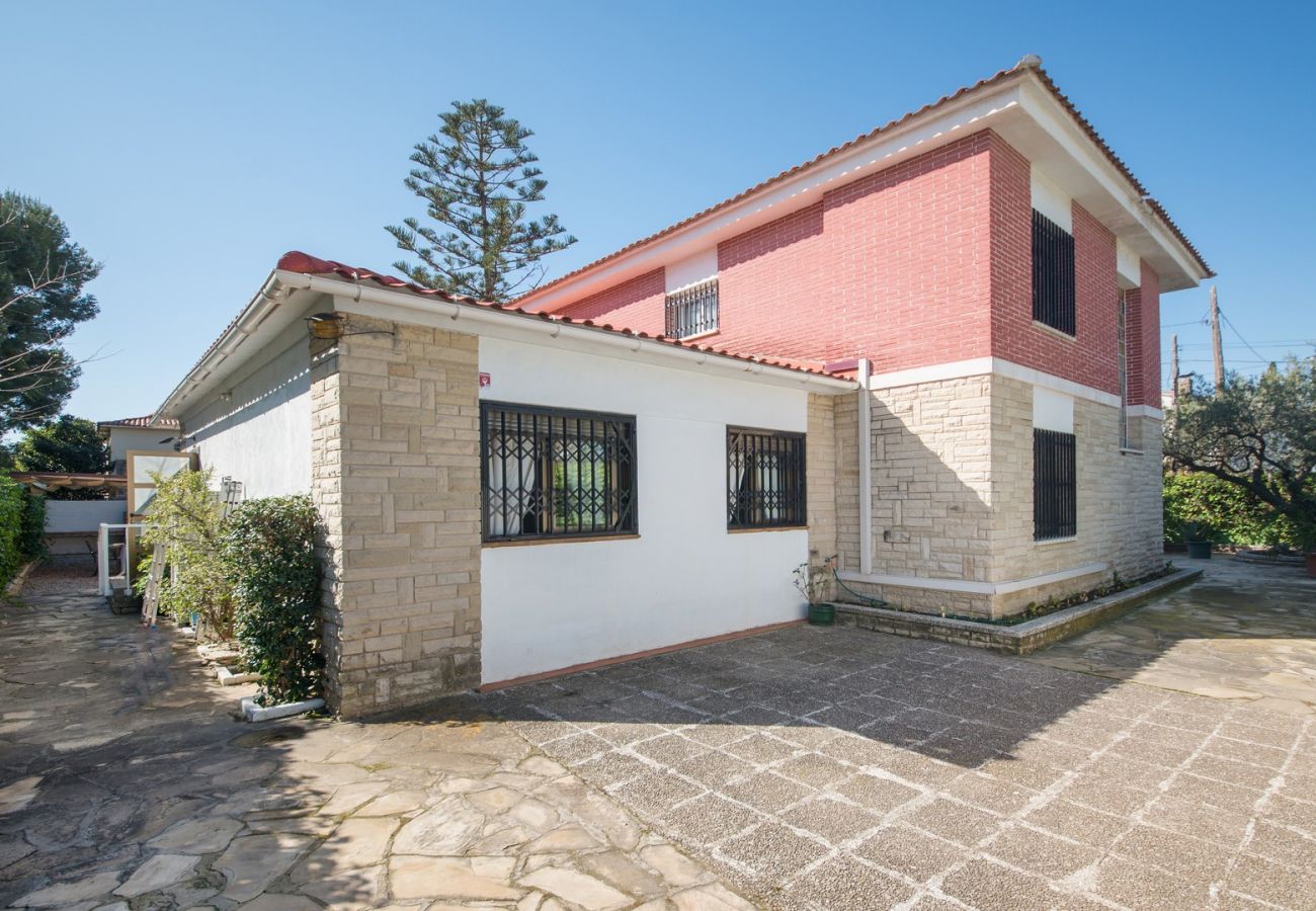 Villa/Dettached house in Coma-Ruga - R24 House with pool 200m from the beach