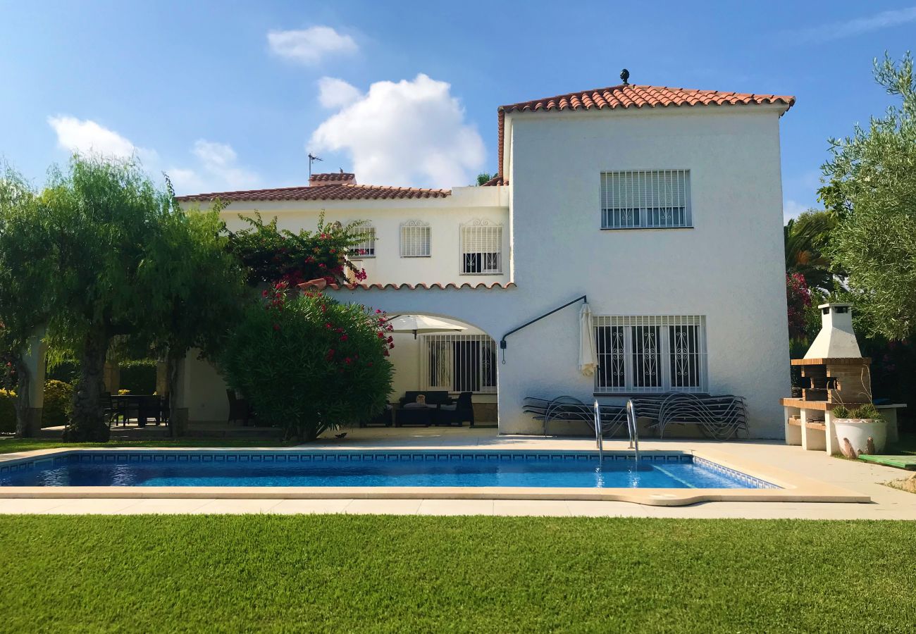 Villa in Cambrils - TH11 A beautiful house surrounded by a beautiful garden on Ardiaca beach.
