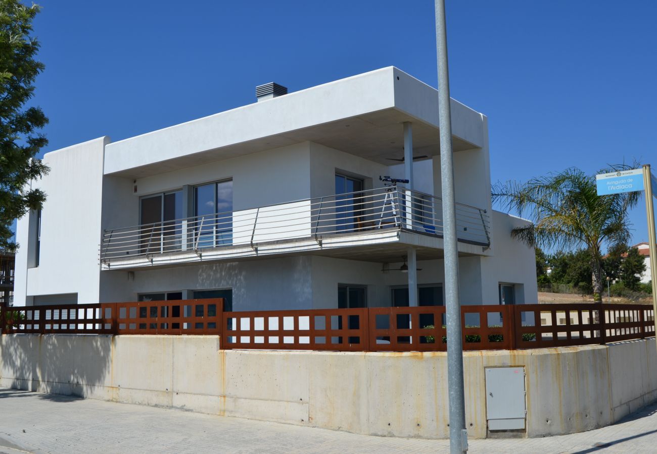 Villa in Cambrils - TH16 Holiday villa rental in Cambrils 50m to the beach